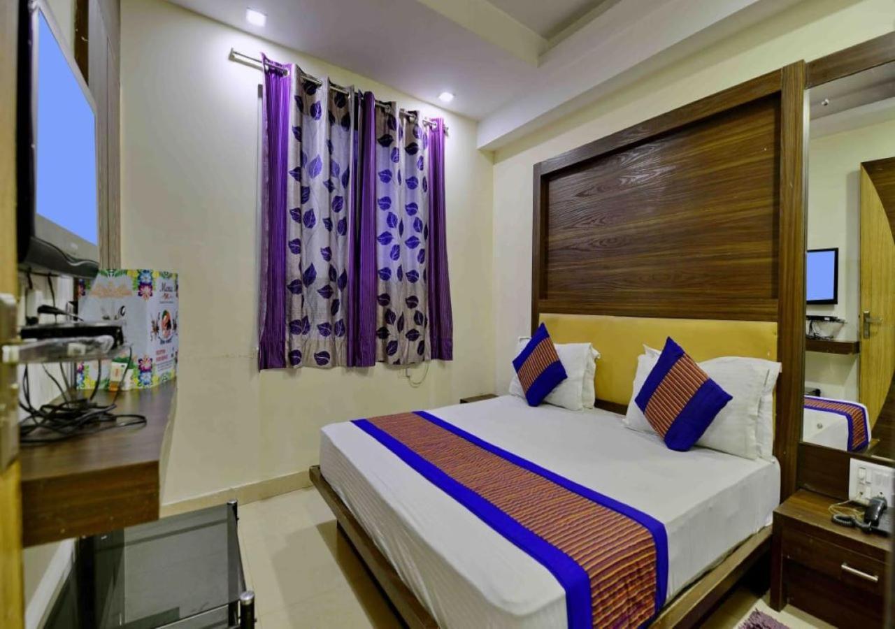 Hotel I & Revels Near Railway Station- By Ap Singh 3*