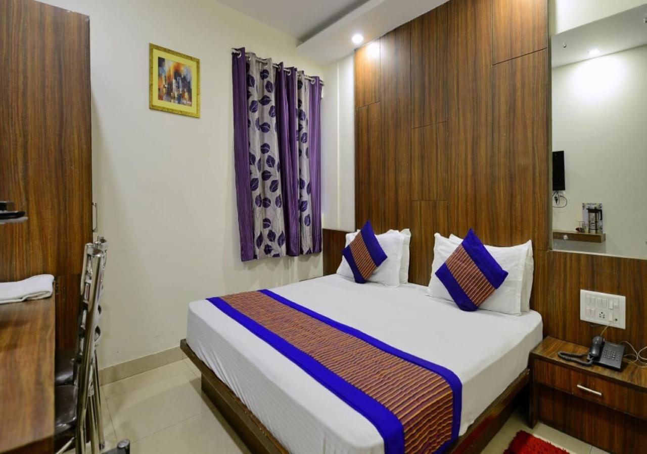 I & Revels Near Railway Station- By Ap Singh Hotel 3*