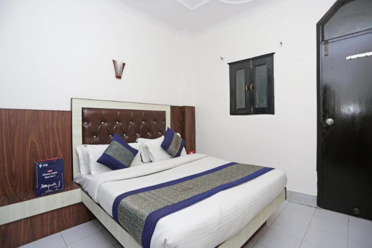 I & Revels Near Railway Station- By Ap Singh 3* New Delhi