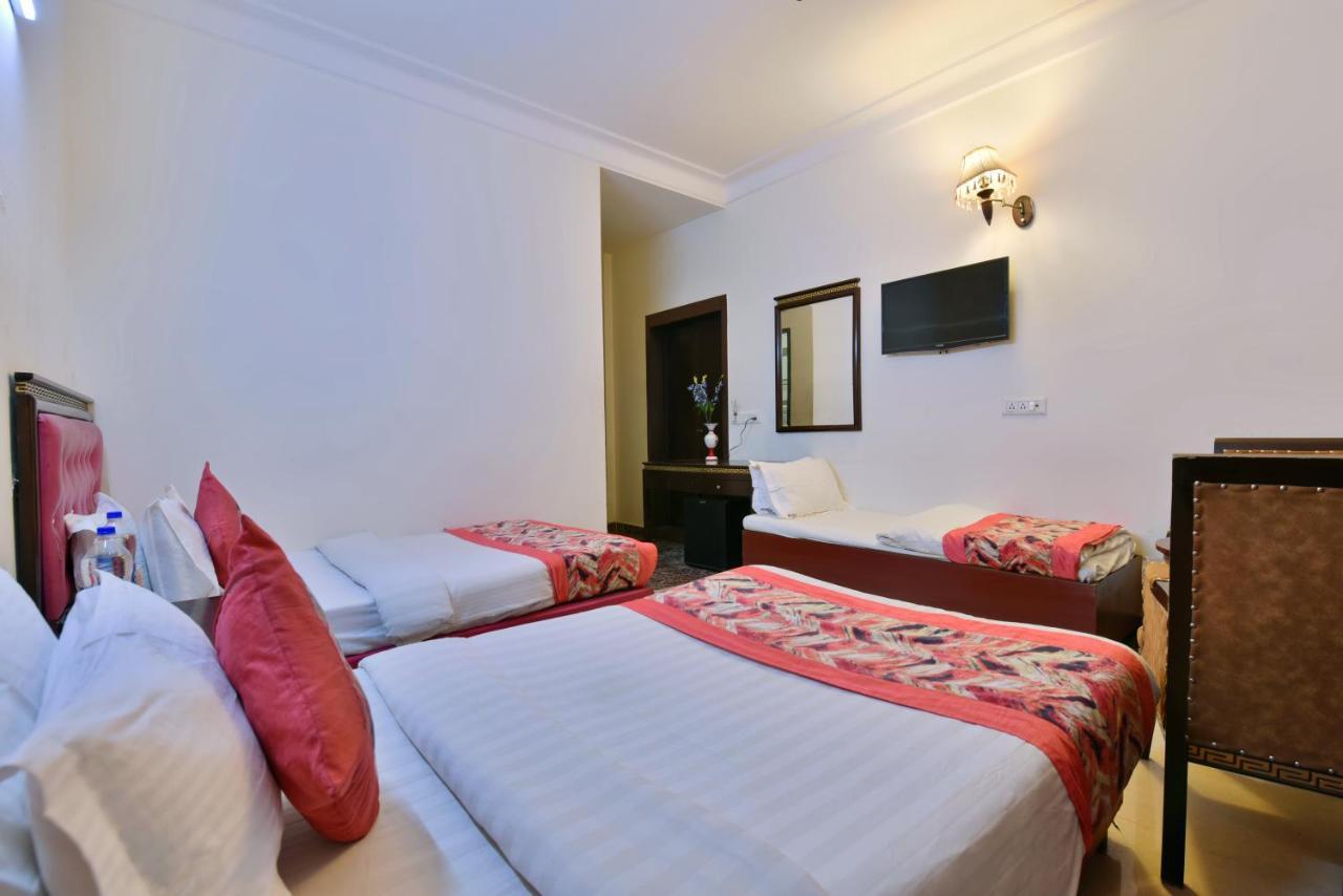 Hotel I & Revels Near Railway Station- By Ap Singh 3*
