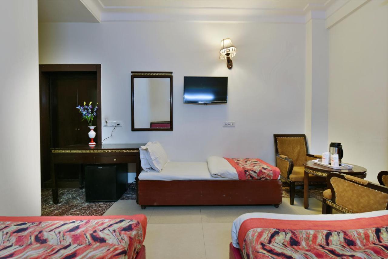 I & Revels Near Railway Station- By Ap Singh 3* New Delhi